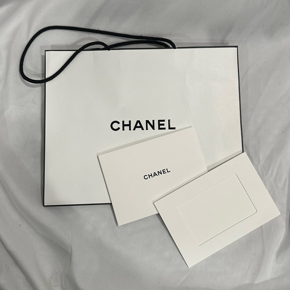 CHANEL White shopping bag and gift card holder